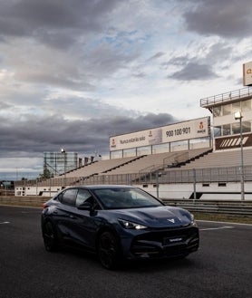 Imagen secundaria 2 - Durante las pruebas de coches en la pista del circuito del Jarama