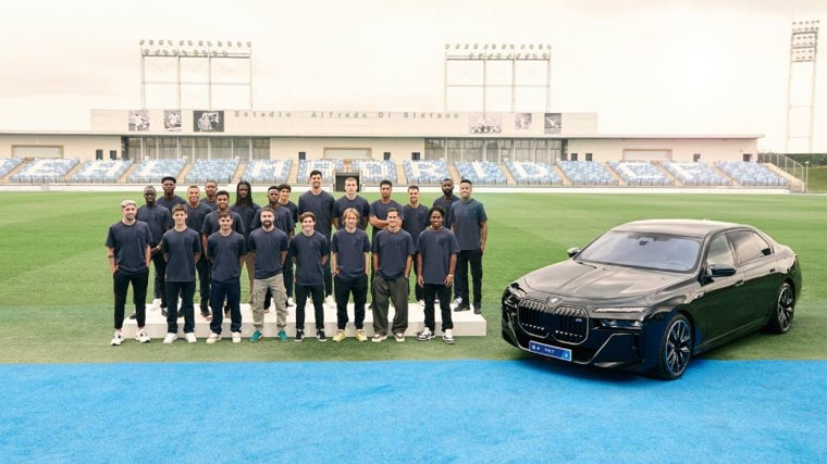 La plantilla con uno de los BMW nuevos