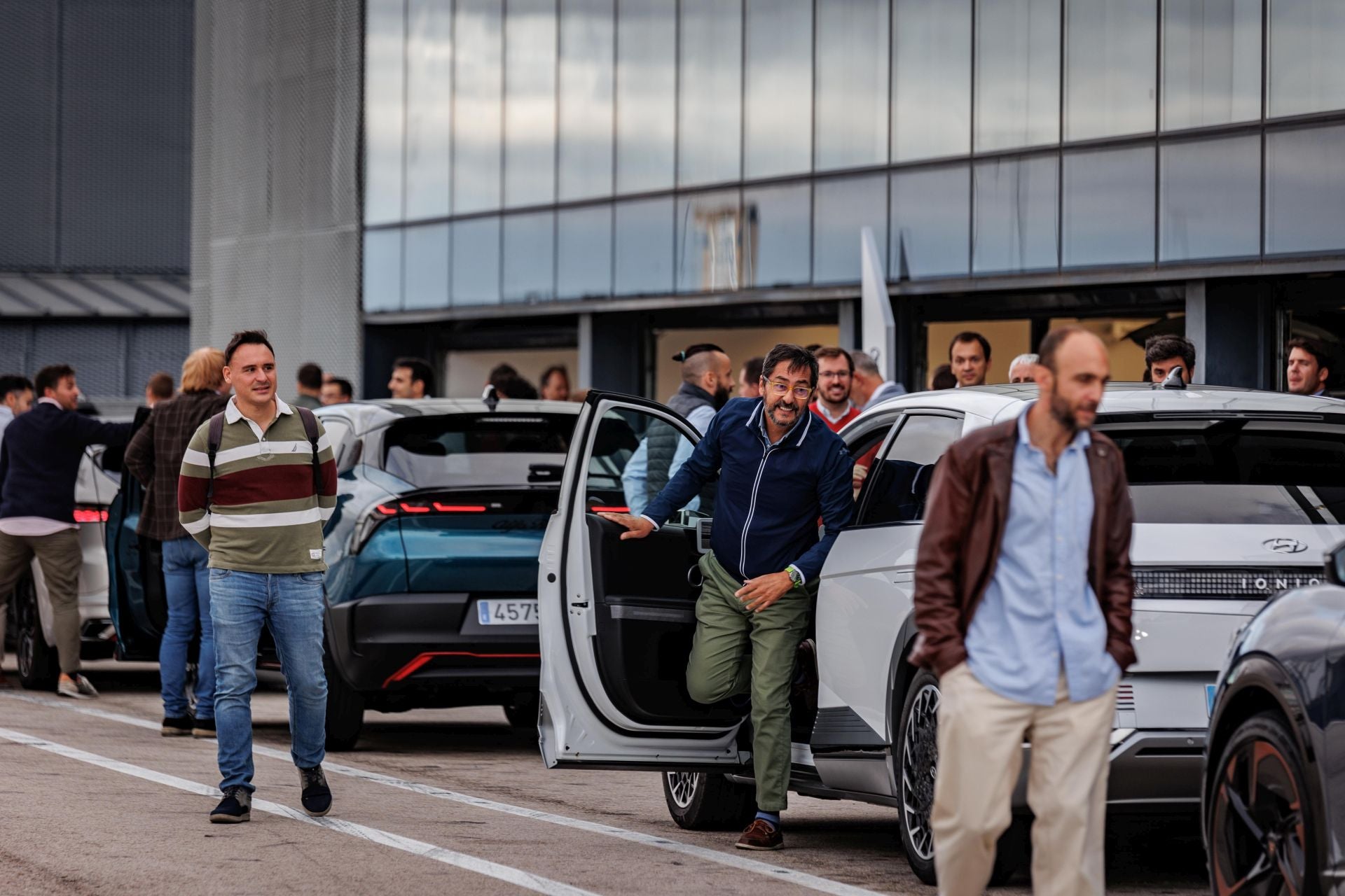 Los lectores de nuestro portal pudieron vivir la experiencia de conducir en el circuito del Jarama algunos de los coches más exclusivos y novedosos del momento. 