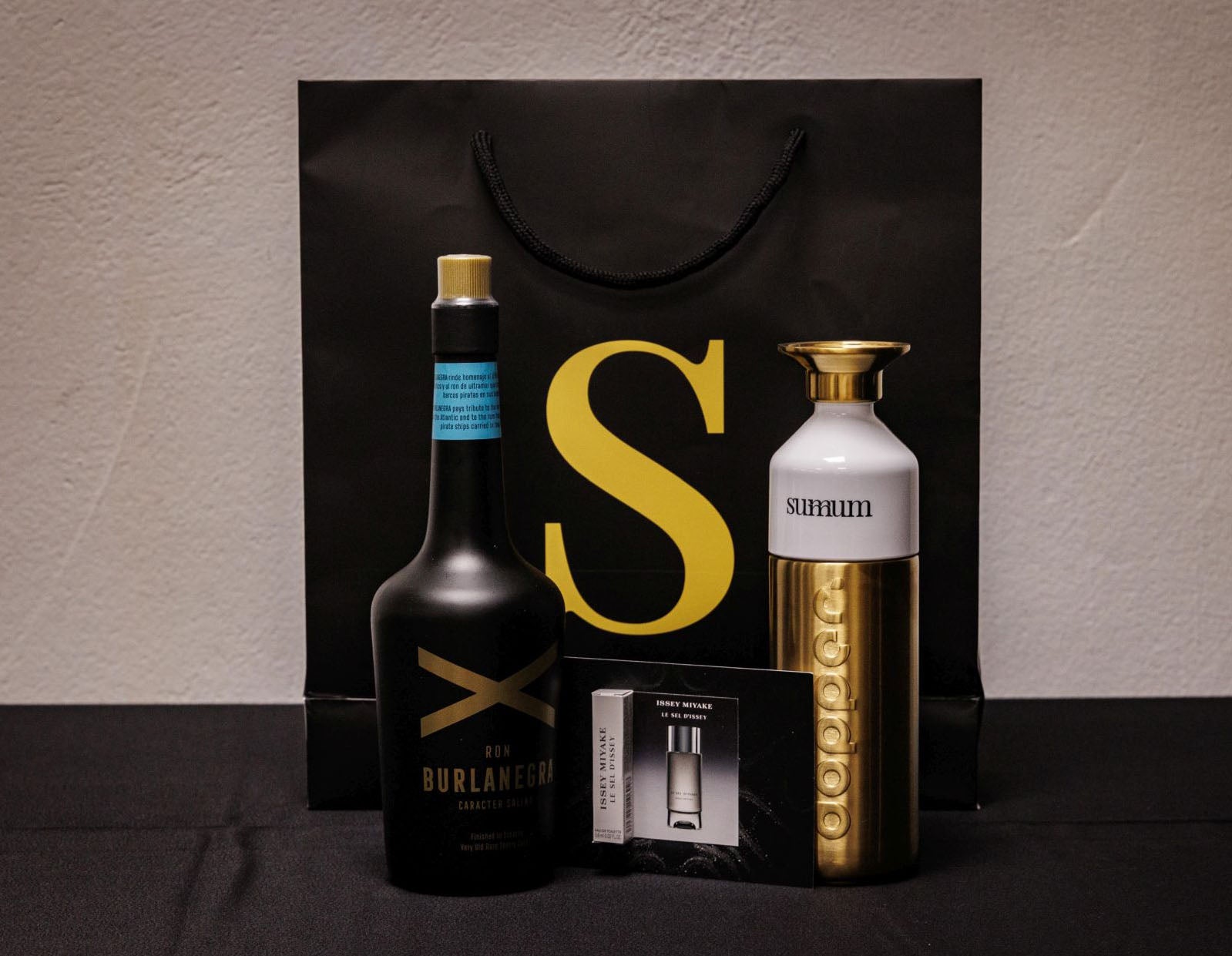 Al finalizar el evento los lectores y suscriptores de Summum recibieron una goody bag que incluía una botella de ron Burlanegra, una mini talla del nuevo perfume masculino de Issey Miyake y una botella personalizada de nuestro porta de Dooper.