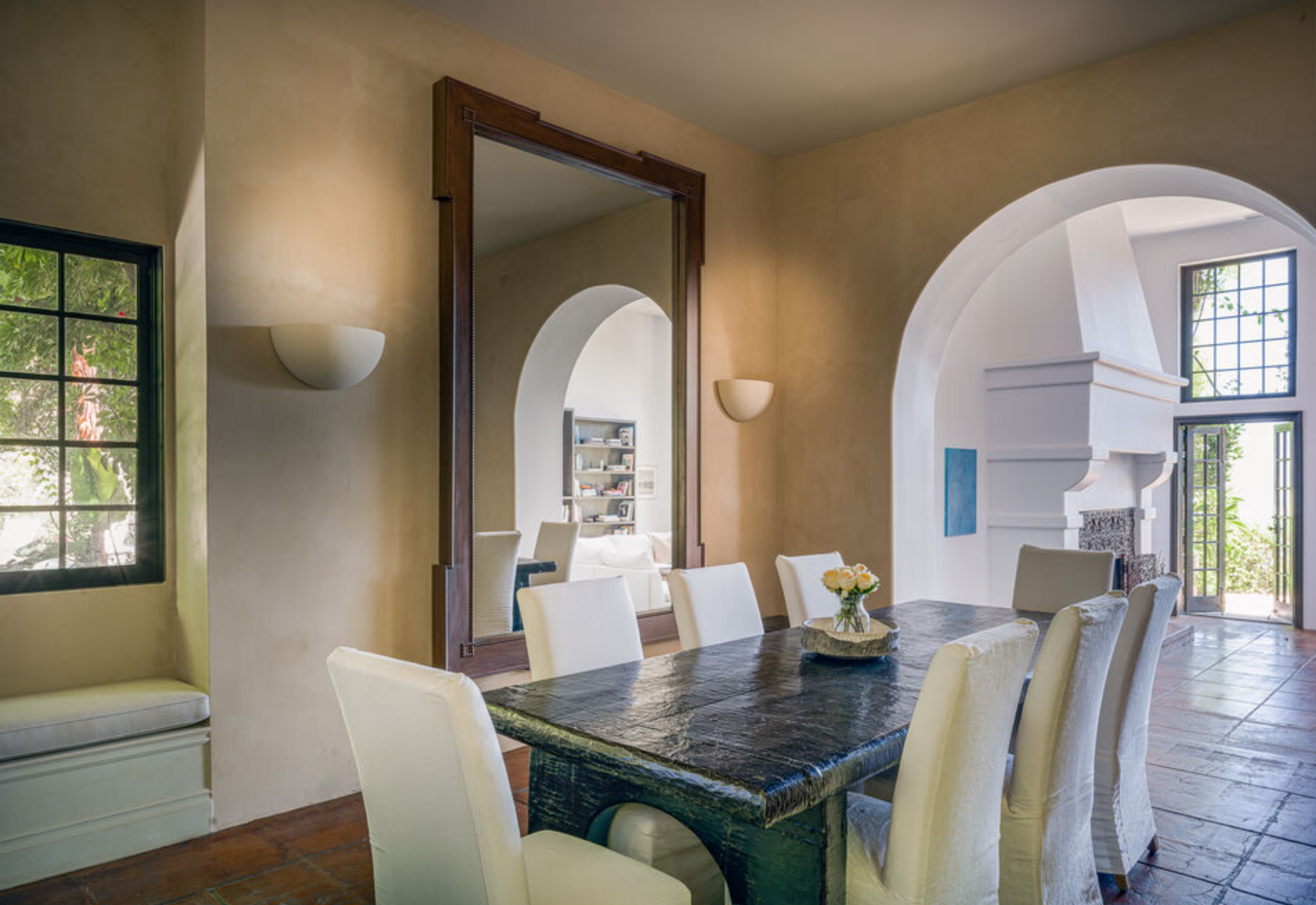 Entre sus diferentes estancias están una gran sala de estar con chimenea y un comedor formal con una mesa con capacidad para 8 comensales