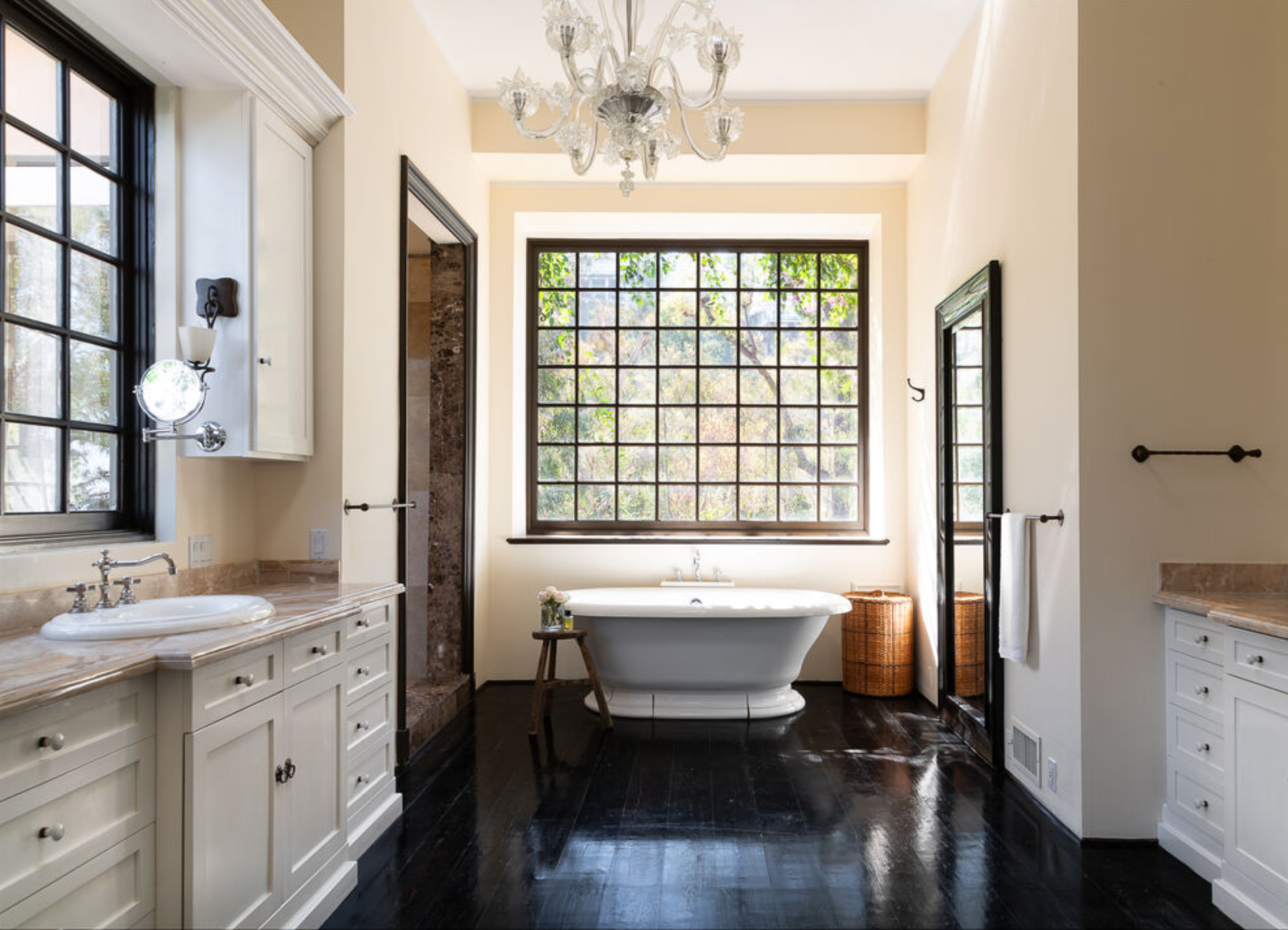 La suite principal tiene chimenea, zona de estar, dos vestidores y un gran baño con ducha, bañera y tocadores dobles 