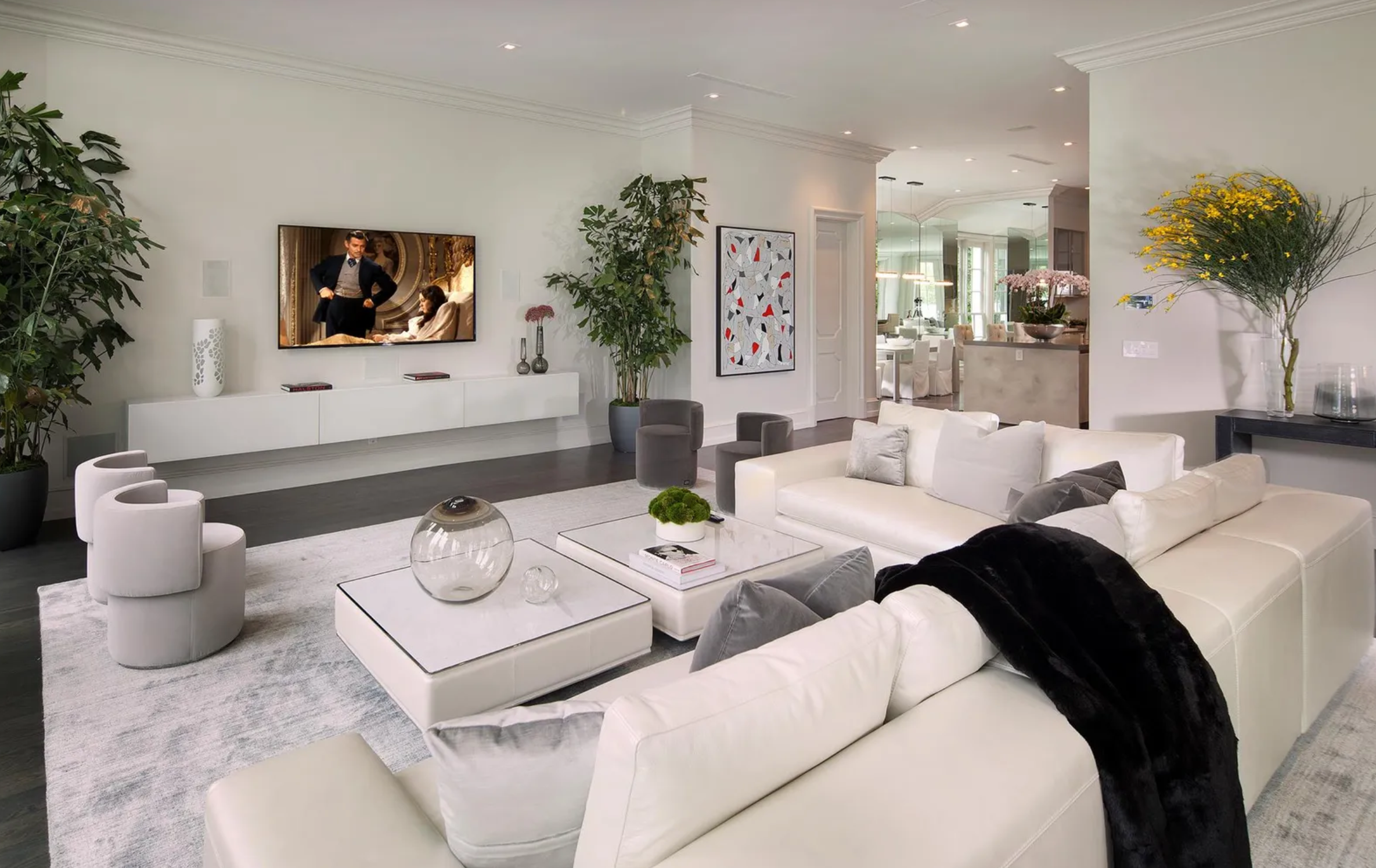 Las principales estancias son una sala de estar enmarcada por 10 puertas francesas, un comedor formal con chimenea, una biblioteca revestida de paneles de madera y una sala familiar.