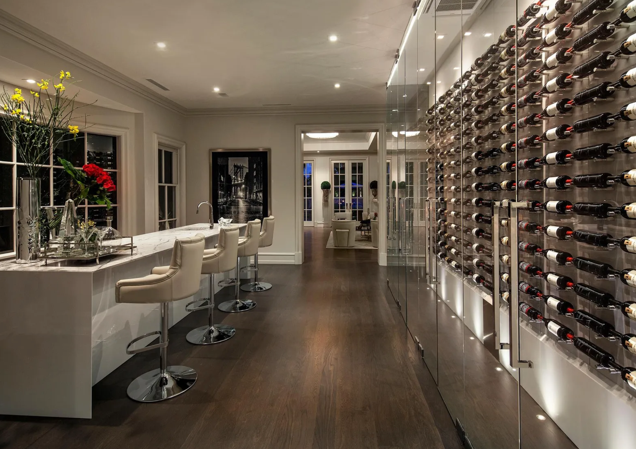 Entre sus múltiples estancias hay un bar con barra y fregadero y un gran expositor de vino de vidrio 