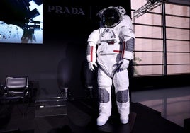 La alta costura llega a la Luna de la mano de la firma italiana Prada