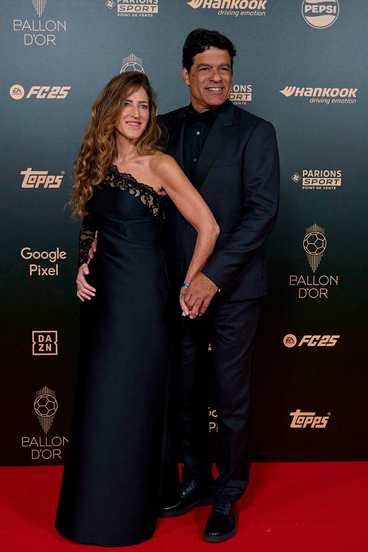 El ex futbolista brasileño Raí junto a su esposa, Cristina Bellissimo.