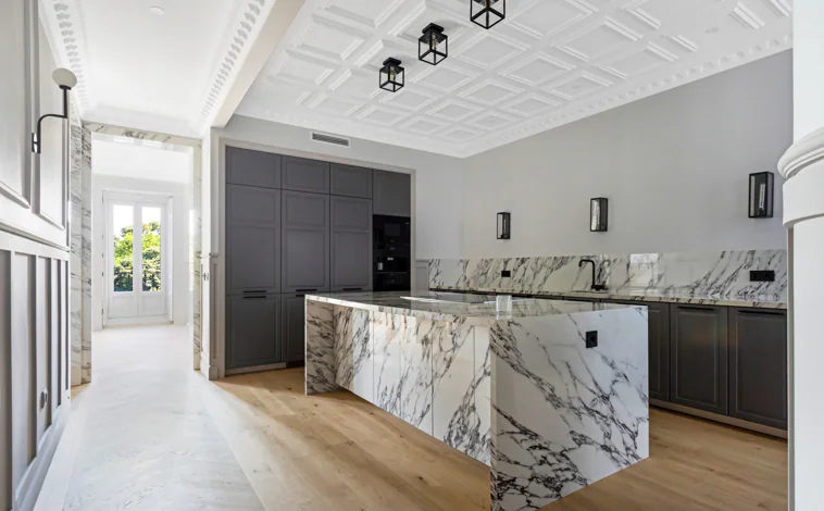 Main image - The kitchen, living room and one of the bathrooms of this property in the Salamanca neighborhood 