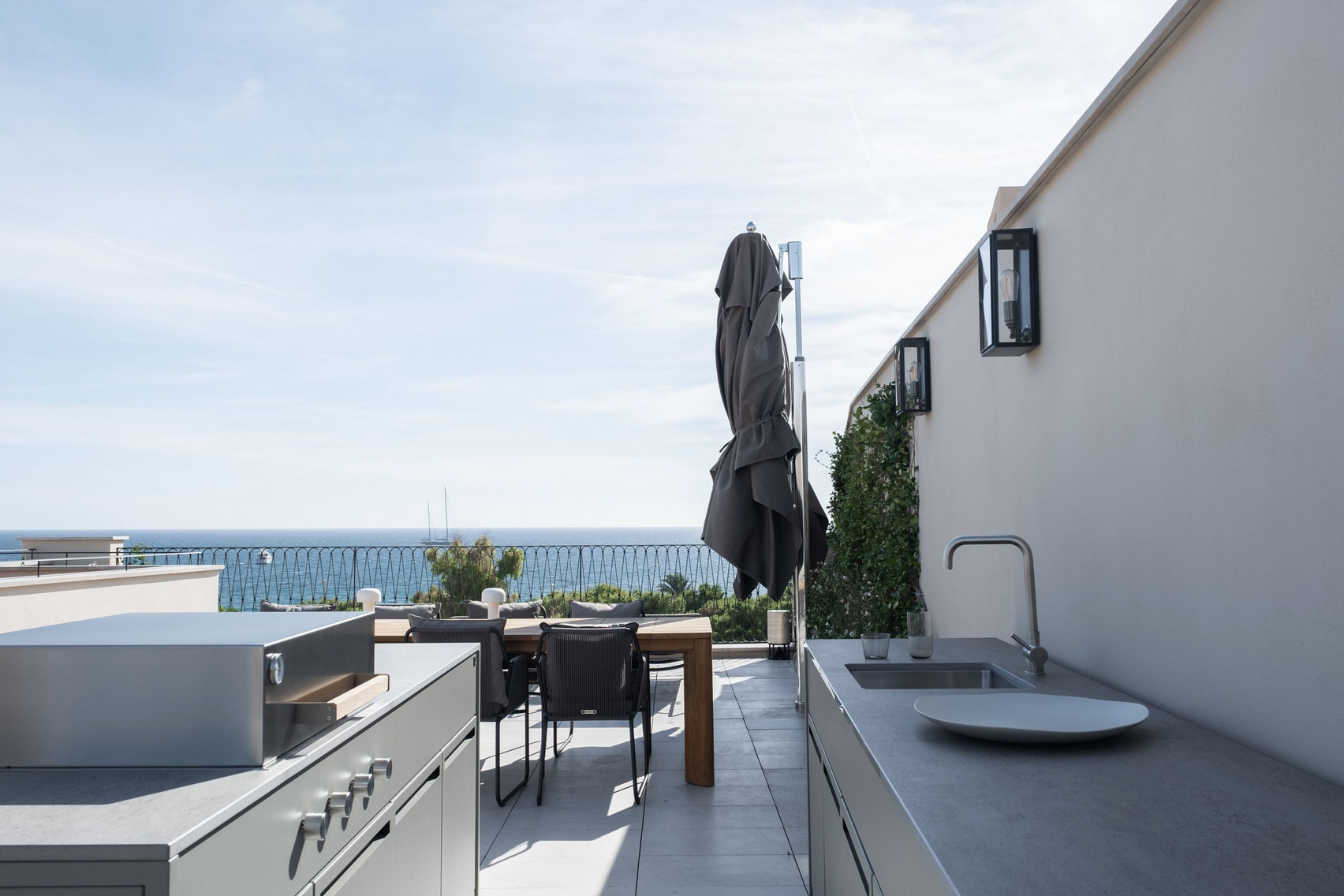 En la azotea hay una gran terraza con vistas al mar Mediterráneo y una zona de comedor y cocina al aire libre perfecta para organizar cenas con amigos y familia