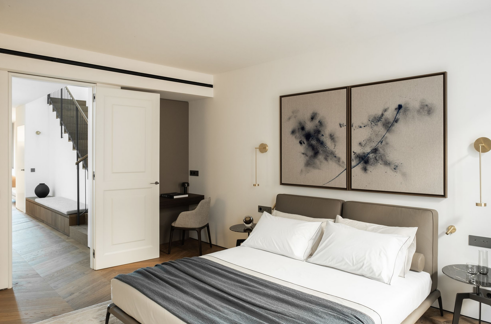 La propiedad, que se entrega amueblada, cuenta con calefacción por suelo radiante y aire acondicionado central