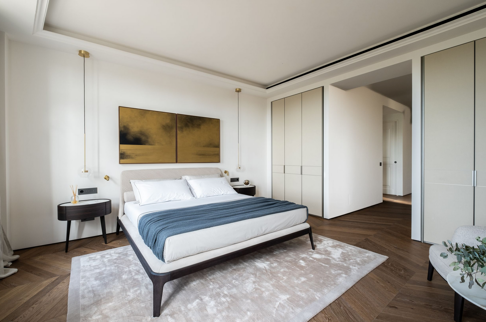 Hay un total de cuatro dormitorios y cinco cuartos de baño, todos ellos con armarios empotrados 