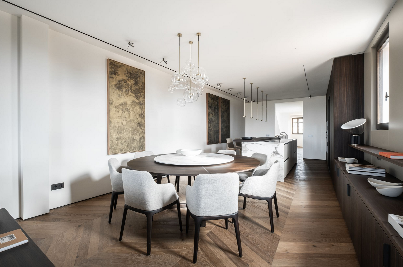 Esta mansión ha sido totalmente renovada respetando su esencia original, pero equipándola con muebles de diseño y otros detalles de firmas de renombre