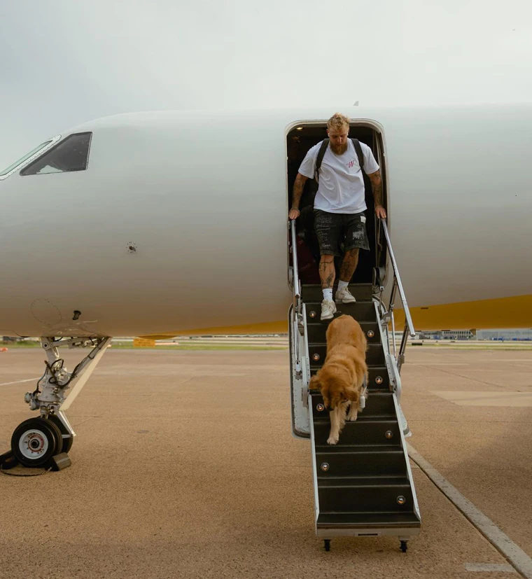 Jake Paul en su avión privado