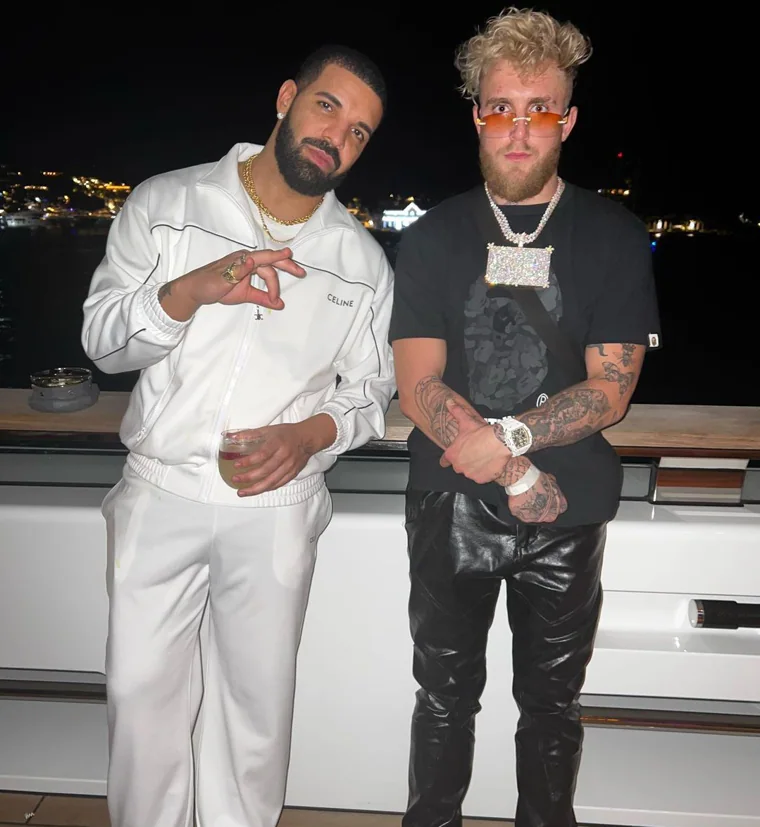 Jake Paul con el reloj de cerámica blanca junto a drake