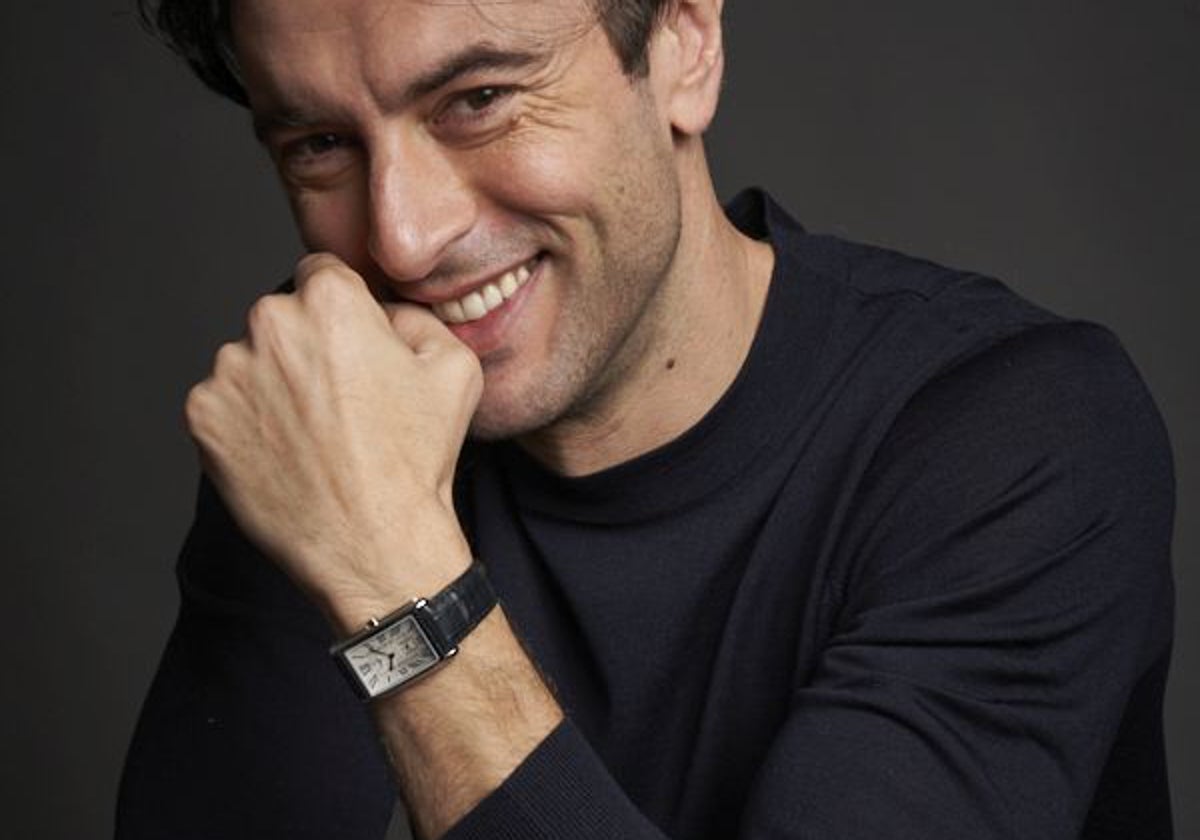 Javier Rey lleva en su nueva serie 'La última noche de Tremor' el reloj DolceVita de Longines, de forma rectangular.