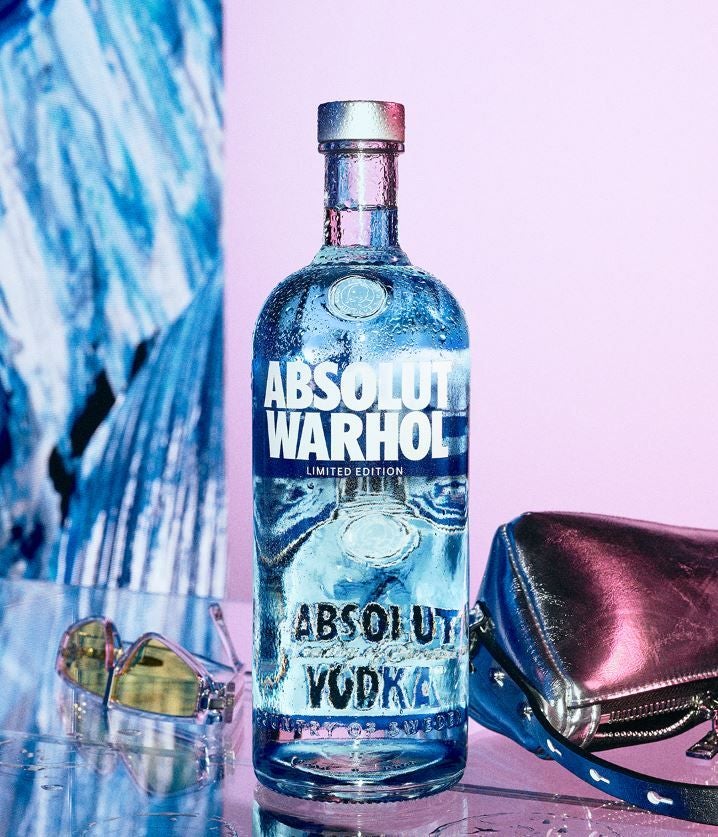 La edición especial Absolut Warhol celebra la colaboración entre Absolut Vodka y la Andy Warhol Foundation for the Visual Arts, relanzando la obra 'Absolut Blue' creada por el artista y redescubierta recientemente. Este lanzamiento conmemora casi 40 años desde que Andy Warhol creó la icónica pieza para Absolut en 1985, marcando un hito en la intersección entre arte y publicidad. La nueva botella cuenta con un diseño serigrafiado en capas que captura la esencia de 'Absolut Blue', utilizando tonos azules extraídos de la obra original, lo que la convierte en una pieza única y coleccionable. Además, parte de los ingresos de esta edición limitada se destinarán a la Fundación Warhol, que se dedica a promover las artes visuales y proyectos innovadores. Precio: 14,95€.