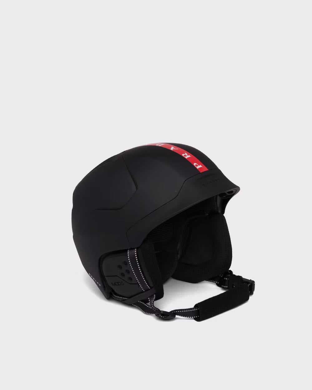 Cascos de moto hay muchos en el mercado, pero lo que quizá no sepas es que firmas de moda se han atrevido a lanzar al mercado sus propios diseños. Es el caso de Prada y su Linea Rossa para Oakley, un precioso casco de estilo retro ideal para urbanitas amantes de las dos ruedas. Se trata de una edición especial con ventilación ajustable y un diseño ergonómico. Cuenta con un forro extraíble y es compatible con las gafas de esquí que la marca ha diseñado en colaboración con la misma firma, Oakley. Además, como no puede ser de otro modo, viene embalado en un estuche especial. Precio: 690 euros.