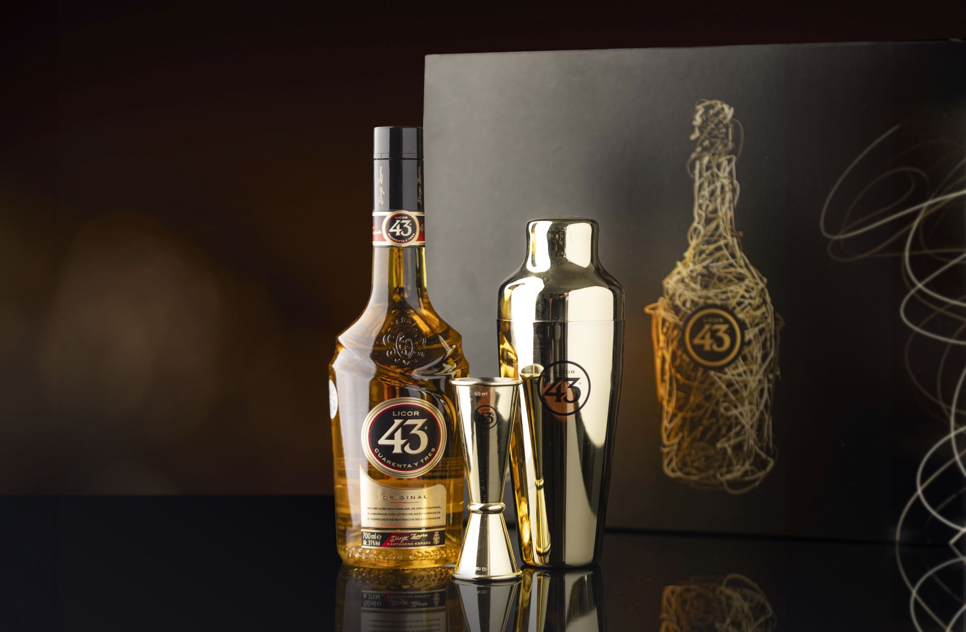 Licor 43 lanza para estas fechas un kit especial de Carajillo 43 en colaboración con Suso33. El artista madrileño, cuya obra forma parte de museos como CAIXAFORUM, Thyssen-Bornemisza o el Museo de Arte Contemporáneo de Bucarest, ha trasladado su esencia creativa y su identidad urbana y cosmopolita a este estuche de Carajillo 43, un cóctel español que triunfa en ciudades como Nueva York, México DF o Río de Janeiro. En formato edición limitada, el pack incluye una botella de Licor 43, coctelera, jigger, dos vasos de coctelería y una baraja de la afamada casa Fournier con diseños de Suso33. Se puede comprar a través del Club Venturio. Precio: 29,95€.