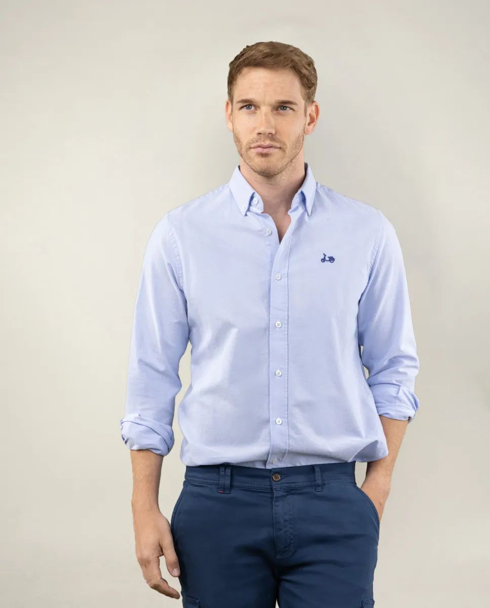 La camisa Oxford en color celeste de Scotta es un básico que nunca falla. Confeccionada en tejido 100% algodón, con logo bordado a contraste y cuello button-down, cuenta con un corte regular fit que la hace una prenda versátil, cómoda y fácil de llevar. Precio: 69,90 euros