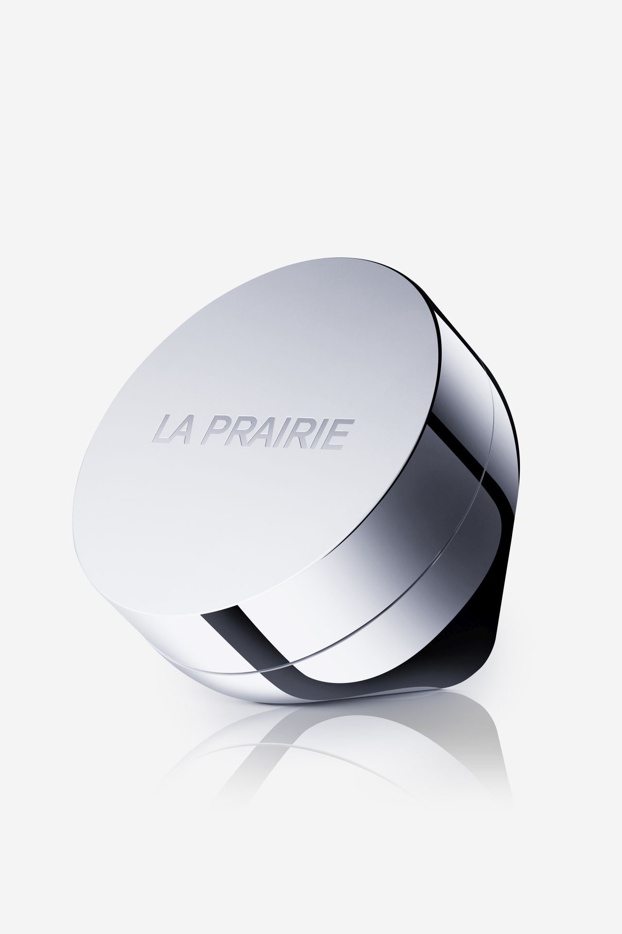 Life Matrix Haute Rejuvenation Cream es la última incorporación de la casa de lujo La Prairie. Integrada dentro de los dos destacados programas de longevidad en Clinique La Prairie, este producto promete reinicia la función celular con el tiempo, disminuyendo los signos del envejecimiento. Al permitir que las células de la piel se comporten como una versión más juvenil de sí mismas, se produce una transformación multidimensional en las capas profundas de la piel. La estructura de la piel se fortalece con un aumento en el contenido de colágeno y el tejido cutáneo se vuelve más denso. Precio: 1.770 euros/ 50ML