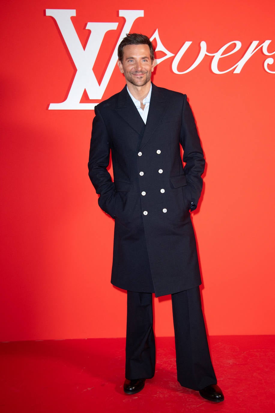 Bradle Cooper derrochó elegancia en desfile de Louis Vuitton de París con este dos piezas de la marca francesa, que incluía un pantalón de campana y una levita con doble botonadura. 