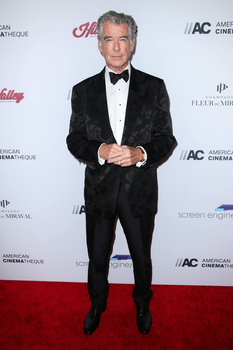 Del estilo clásico sabe mucho Pierce Brosnan que a sus 71 años siguen derrochando glamur allí donde va. 