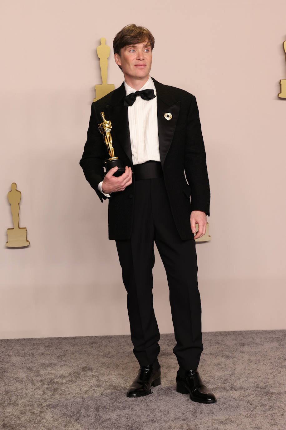 Cillian Murphy fue el mejor actor en los Oscar y también uno de los mejor vestidos con este esmoquin que adornó con un broche joya en la solapa, el complemento que usan los hombres más estilosos. 