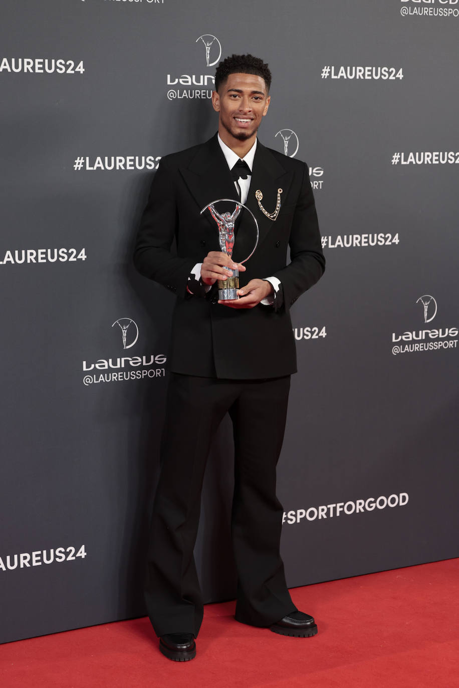 Jude Bellingham también fue en 2024 uno de los hombres más elegantes. El futbolista del Real Madrid se apunta al estilo retro. 