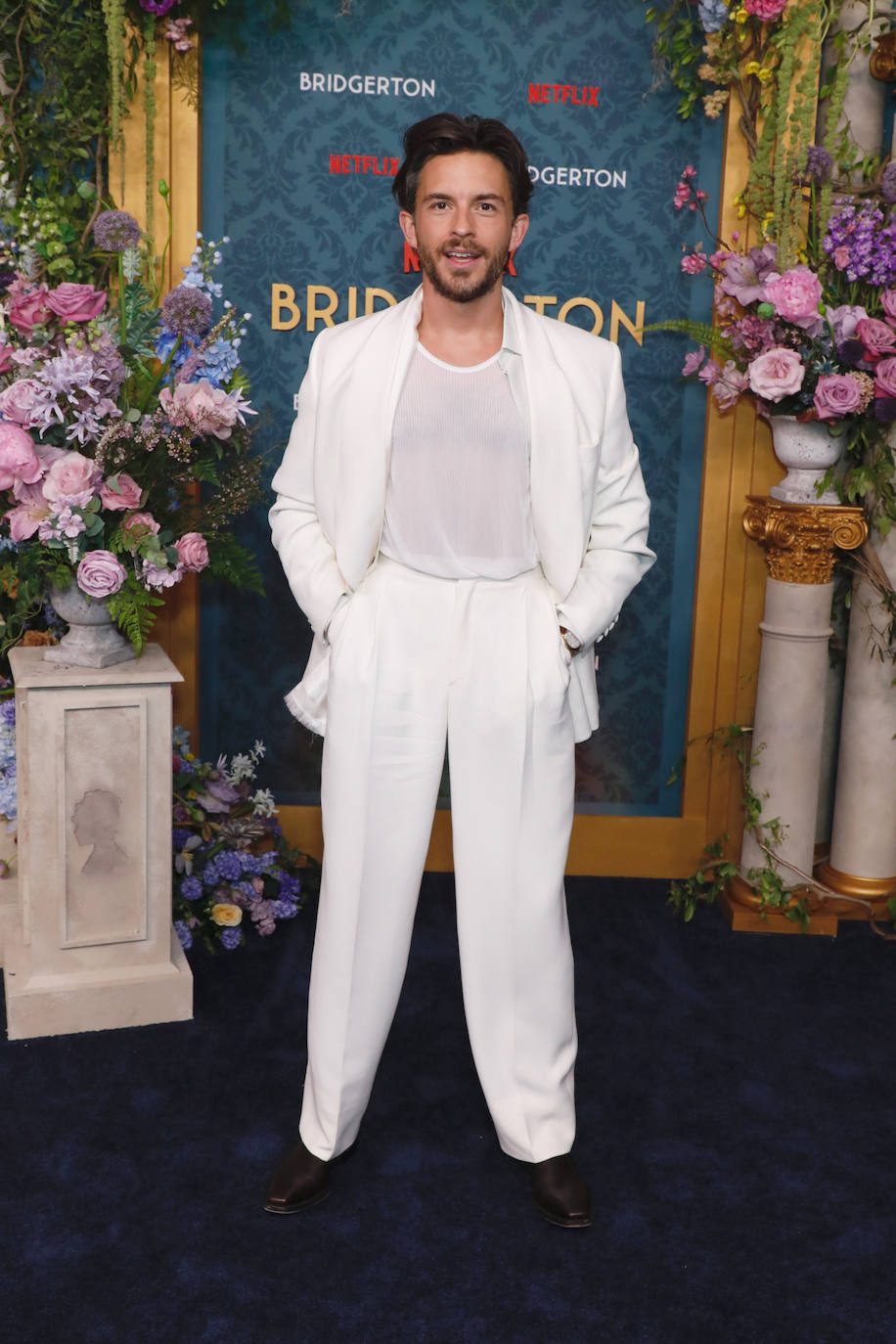 Jonathan Bailey, de los Bridgerton, es otro de los actores que derrocha estilo y arriesga con opciones como este total look en color blanco. 