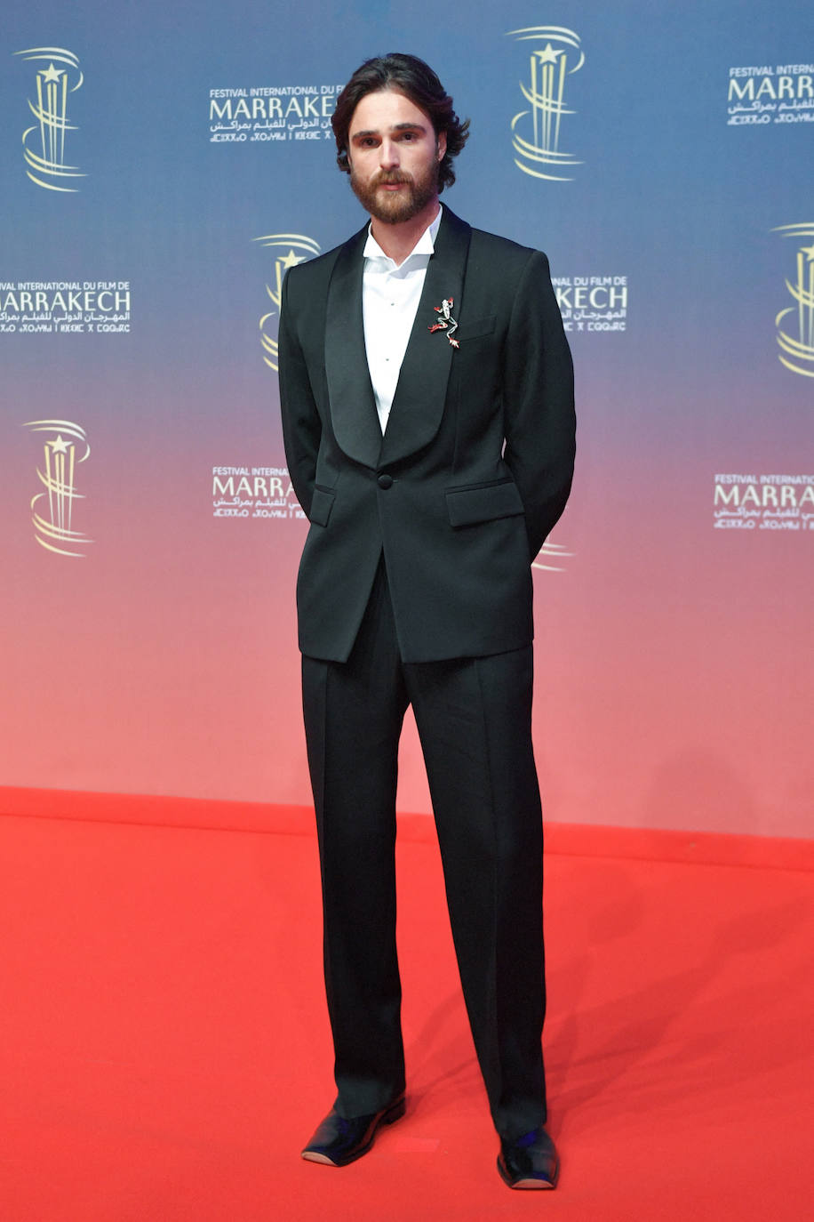 Jacob Elordi tampoco deja indiferente con sus elecciones. En el Festival de Marrakech optó por un original traje con camisa de picos y broche en la solapa. 