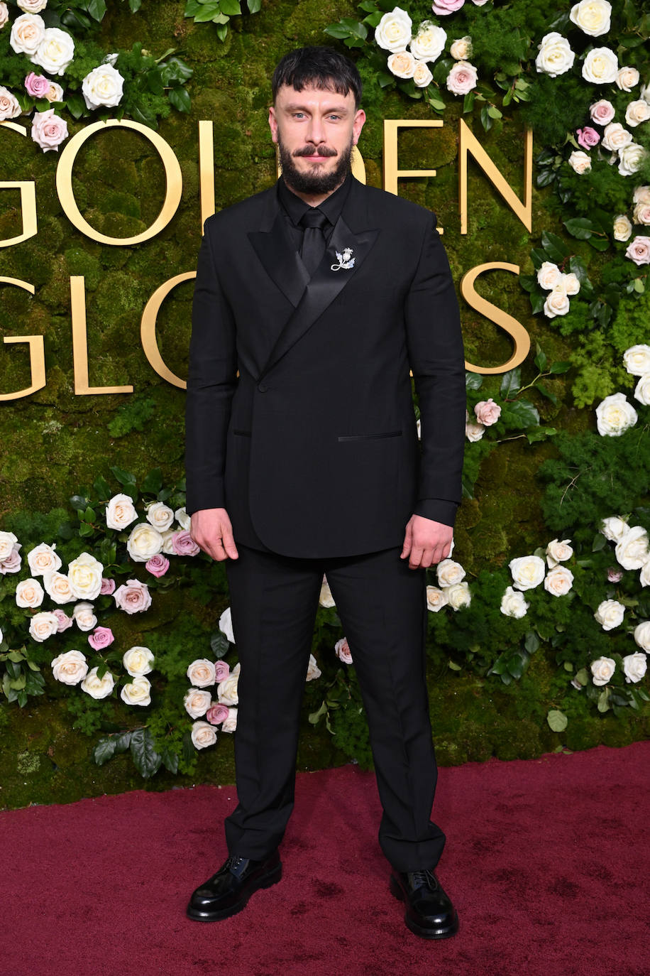 El actor Richard Gadd (de la serie Mi reno de peluche) con un traje de Dior que adornó con un broche en la solapa. 