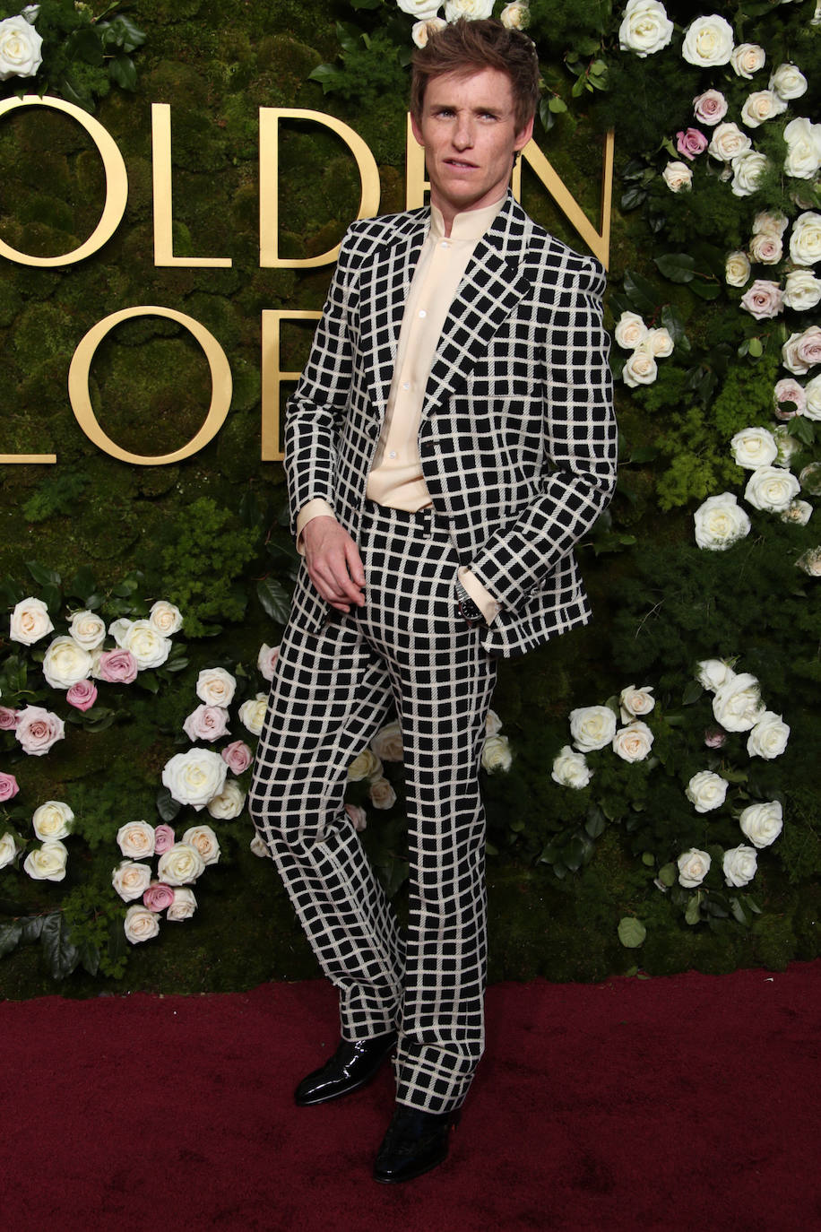 Eddie Redmayne llevó uno de los looks más originales: un traje de cuadros de Valentino. 