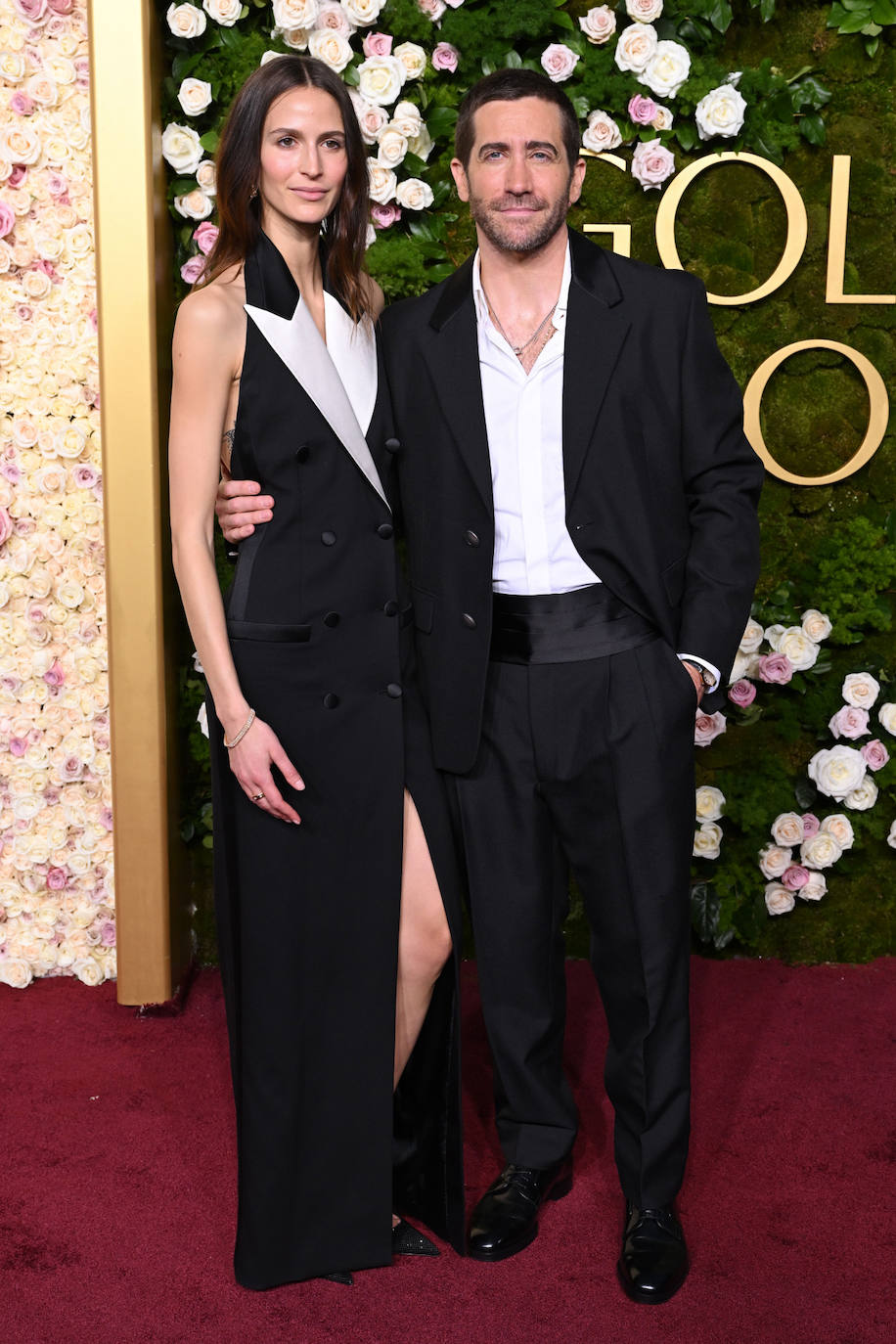 Jake Gyllenhaal se decantó por un esmoquin de Prada que llevó sin pajarita. 