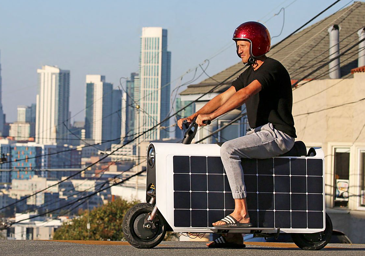 Así es la primera moto eléctrica que se carga con el sol y cuesta 5000 euros