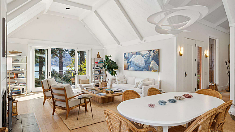 La vivienda está situada frente a la costa en Tiburon, California