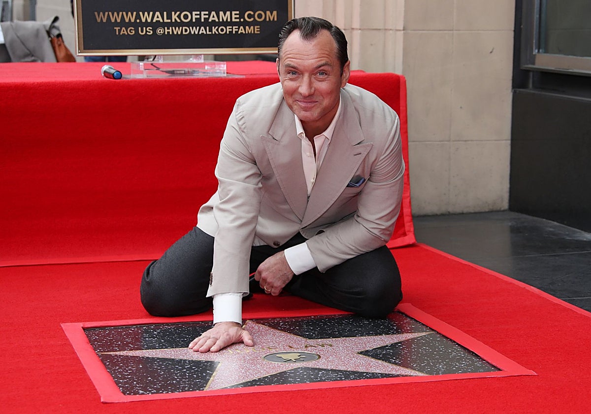 Jude Law, en el paseo de la Fama de Hollywood, con su estrella.