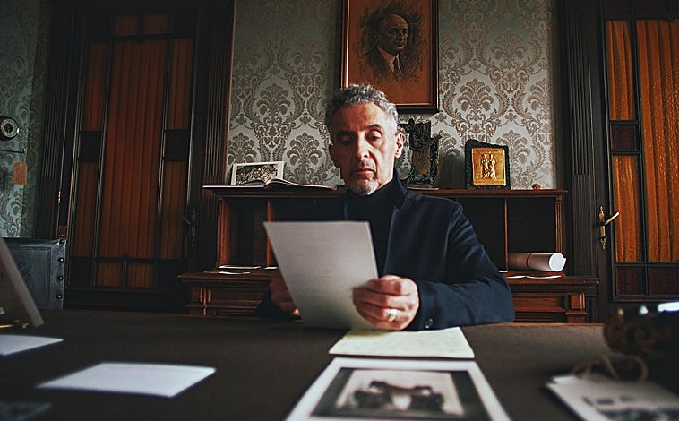 Imagen principal - Imágenes de John Turturro en el corto para Zegna