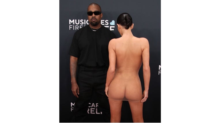 Kanye West y Bianca Censori en los Grammy 2025