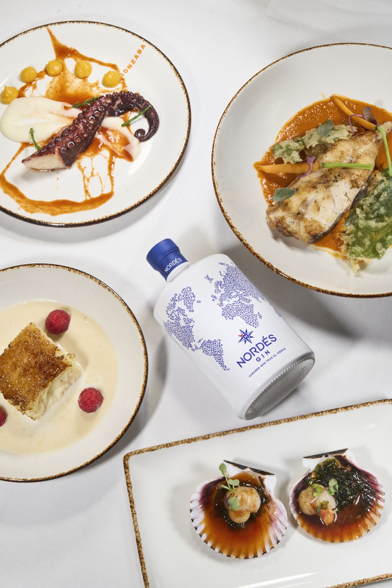 Y si lo vuestro es salir de casa y descubrir experiencias exclusivas, Nordés vuelve a reinterpretar la gastronomía gallega por segundo año, en esta ocasión, de la mano del restaurante Asador Gonzaba (C/ Hermosilla, 106. Madrid). La propuesta gastronómica Fuera de Carta de Nordés está formada por varios platos que incorporan productos frescos, un paralelismo con la filosofía de marca en mixología, donde utiliza ingredientes de proximidad, frescos y de temporada maridados con una propuesta de cóctel con el sabor de la ginebra premium de base. Un menú gastronómico creado a partir de productos de temporada que estará disponible hasta el 10 de marzo de 2025 y que se convierte en la opción ideal para sorprender y compartir. El menú tiene un precio de 65 euros por persona.