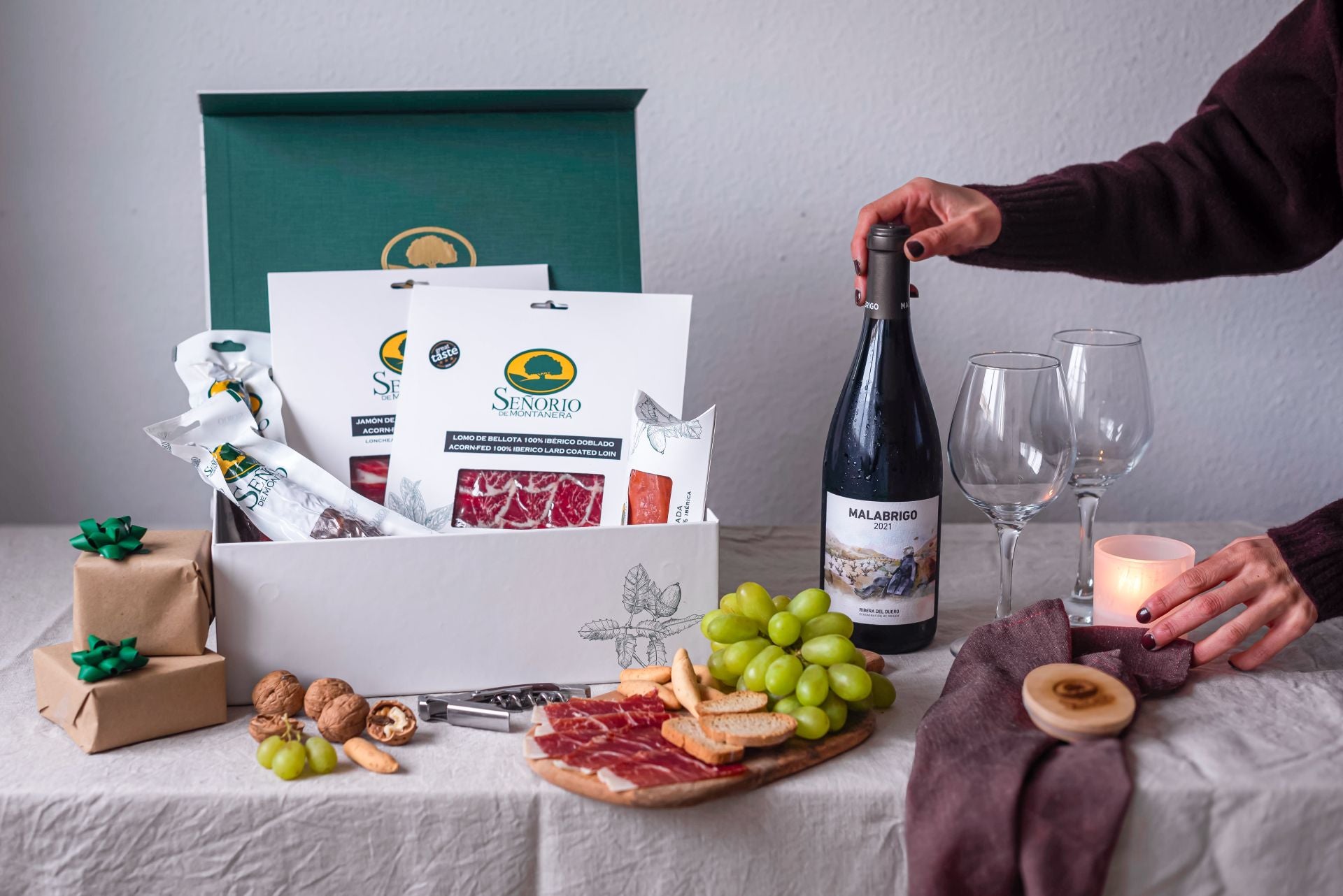 No hay amor real que no se conquiste por el estómago y una selección exclusiva de ibéricos será para ellos el mejor regalo. Existen en el mercado una amplia variedad de propuestas como el estuche de edición limitada que propone Señorío de Montanera con motivo de San Valentín. El pack incluye productos selectos de la marca e incluye una botella de vino Malabrigo de las Bodegas Cepa 21, un combo que recoge el sabor más puro de la Dehesa de Extremadura junto con la esencia de los vinos de la Ribera del Duero. Sobrasada, o los emblemáticos loncheados de jamón 100% ibérico de bellota y una vela aromática son algunos de los productos que también se incluyen en el pack que han bautizado como 'Velada Maridad' y que puede comprarse en cualquier de las web de ambas marcas por un precio de 80 euros.