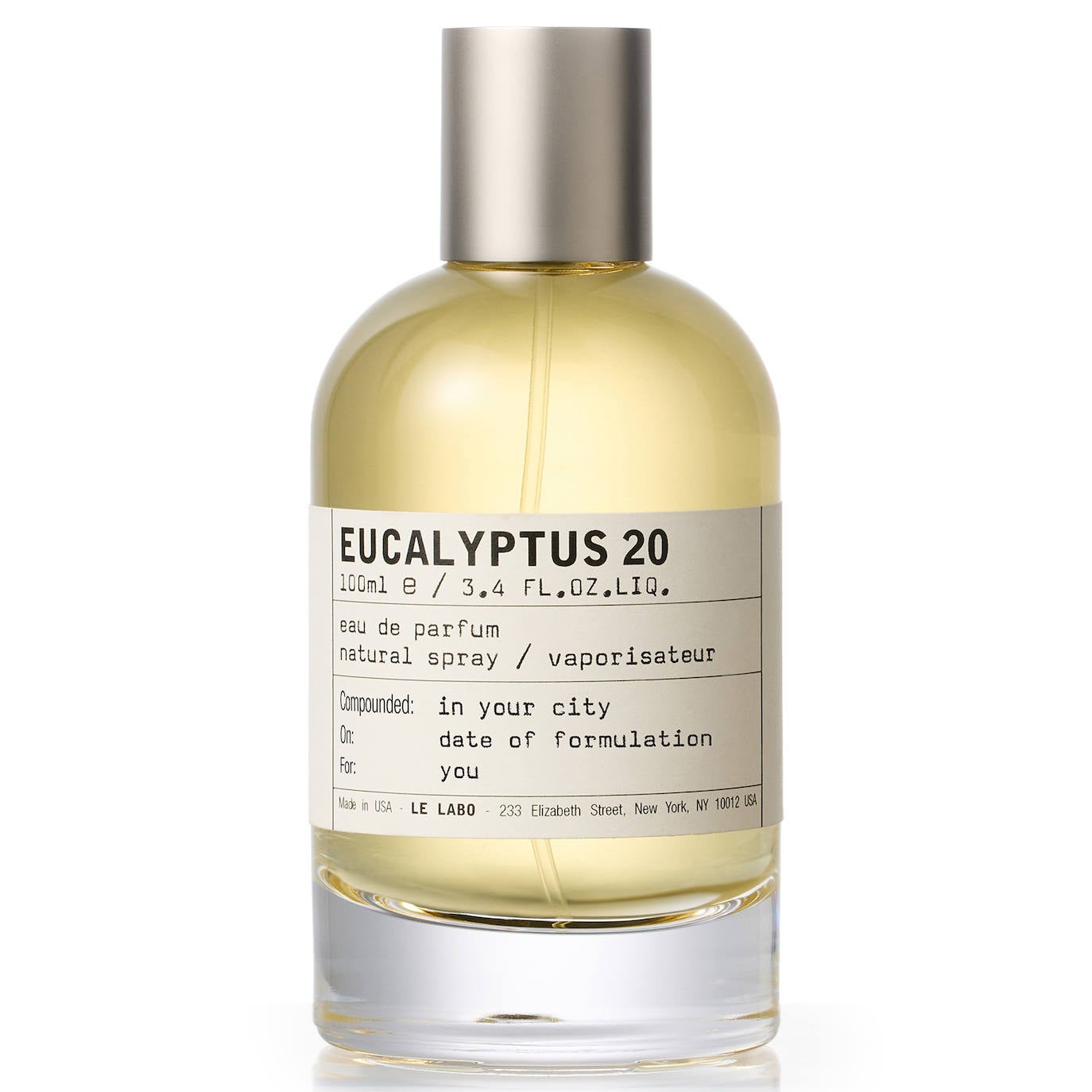 Eucalyptus 20 de Le Labó (295 €, 100 ml). Una fragancia sin género que sin inspira en un lugar tan vasto y remoto que puedas viajar durante semanas sin ver a nadie. Bajo un calor implacable, encontrarte un árbol solitario, parece un espejismo, pero el eucalipto es en realidad un oasis. Eucalyptus 20 es el aroma de la inmensidad, donde la frescura de este árbol y la madera de cedro se suavizan con la calidez de las notas del cuero del ládano, sobre un lecho de notas de almizcle e incienso. Este aroma trae una invitación a desconectar.