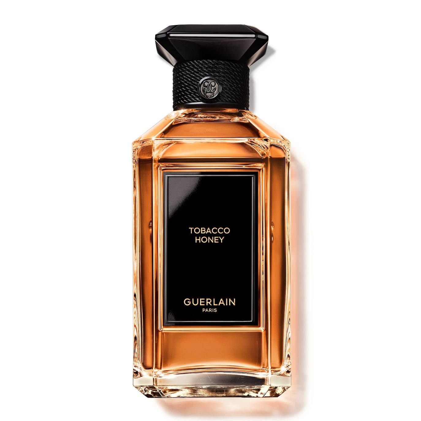 Tobacco Honey Eau de Parfum de Guerlain (330 €, 100 ml). El acorde de tabaco se envuelve en vainilla, haba tonka y sésamo, intensificándose con la luminosidad embriagadora de la miel y ensalzado con un toque de clavo y anís. Las preciosas notas de fondo refuerzan su estela olfativa con matices amaderados que combinan la cremosa dulzura del sándalo y el poder de la madera de oud y el ámbar.