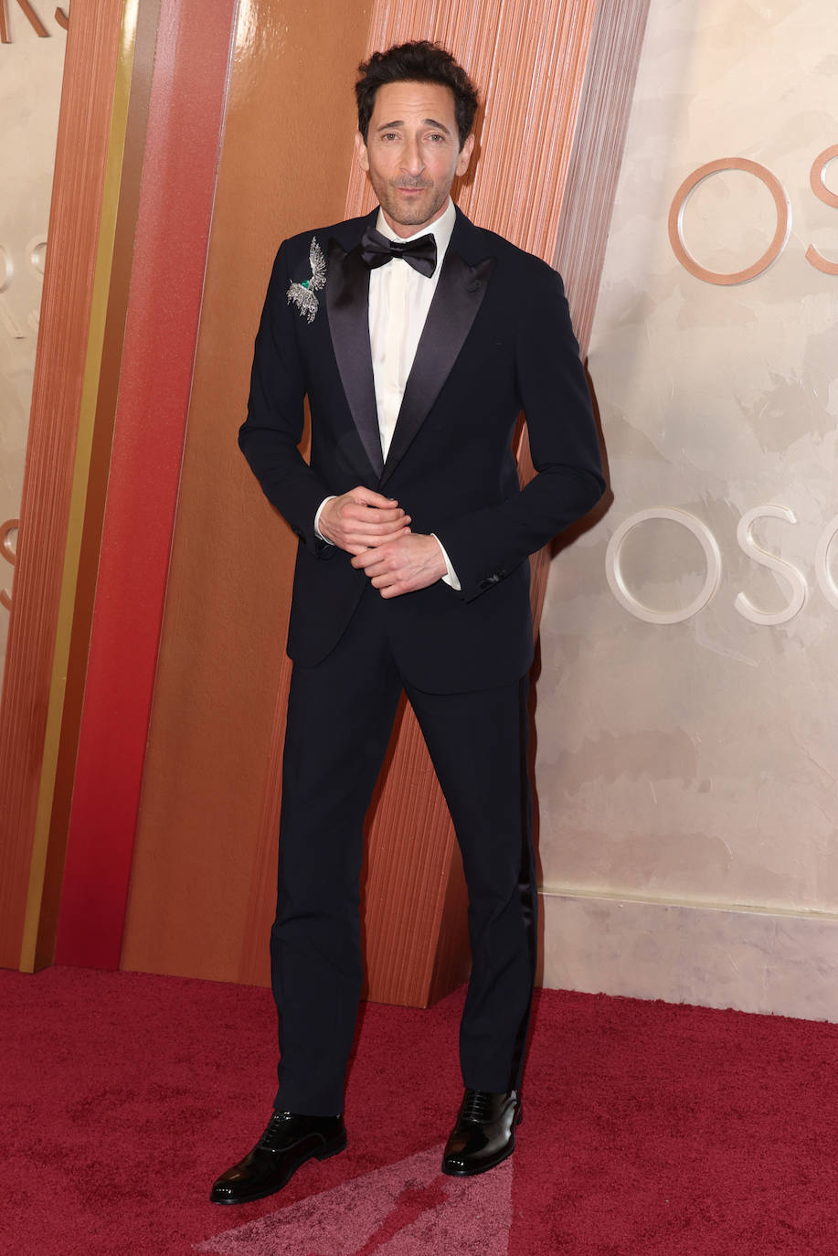 Adrien Brody, que se llevó el Oscar por 'The Brutalist', eligió un esmoquin de Armani. El actor remató su impecable estilismo con un gran broche-joya en la solapa. 