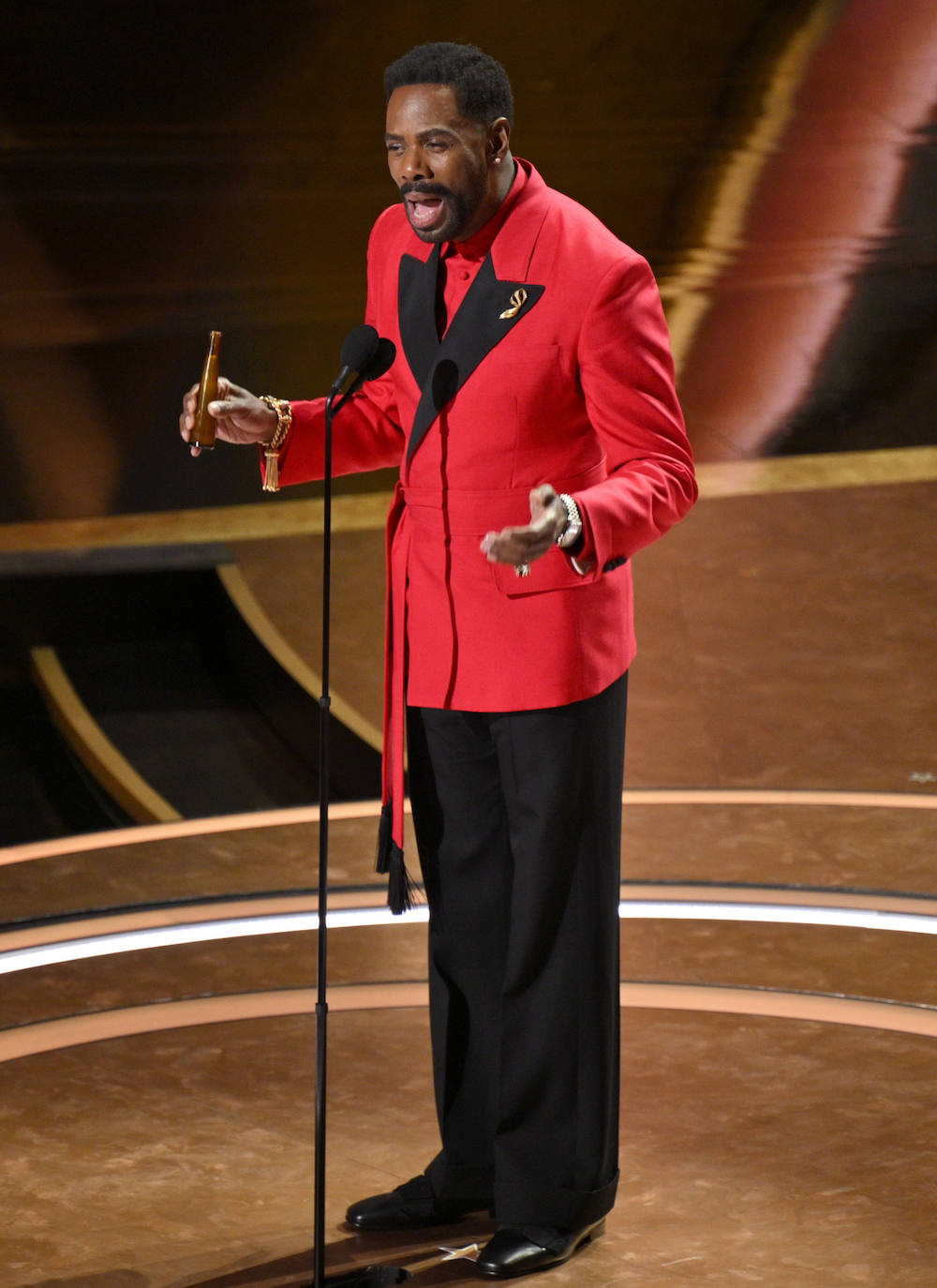 Colman Domingo se decantó por un conjunto de Valentino, con chaqueta cruzada con cinturón en color rojo. El actor lució, además, diversas joyas, como un broche en la solapa, y el reloj Omega Speedmaster Moonwatch in 18k Canopus Gold. 