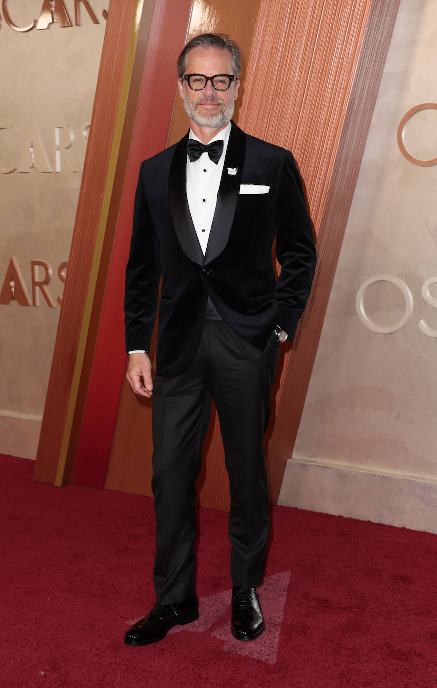 Guy Pearce llevó un esmoquin con chaqueta de terciopelo.