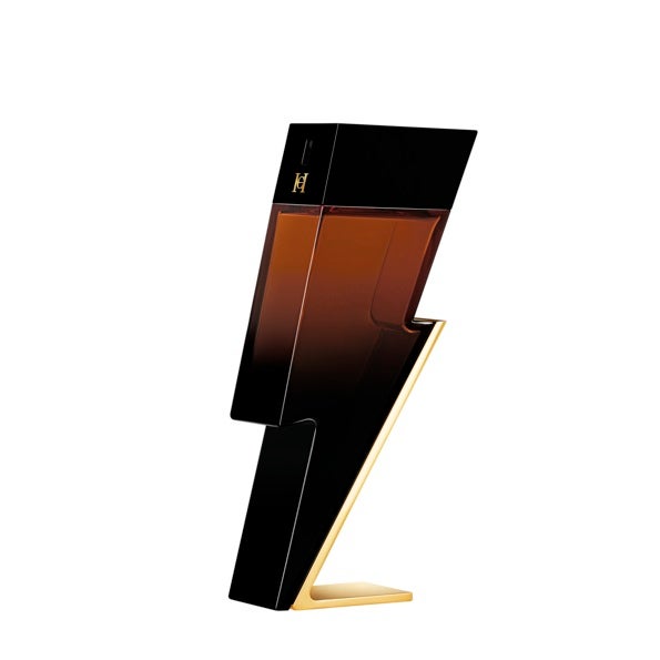 Bad Boy Elixir de Carolina Herrera (139,50 €, 100 ml). La versión más lujosa y eléctrica de la mítica fragancia ha sido creada por los perfumistas Quentin Bisch y Louise Turner como una oda a los artículos de cuero más exclusivos de la marca. La inspiración es el cuero artesanal, que evoca el marrón intenso del nuevo frasco en forma de relámpago.   Entre los ingredientes encontramos la cáscara de bergamota picante del Bad Boy original, pero esta vez combinada con los toques dulces y especiados de la mandarina y la salvia. Un giro lujoso de lavandín aporta la dosis exacta de suavidad, con el atractivo añadido del cacao y el incienso.   Un perfume cálido y sofisticado con actitud.