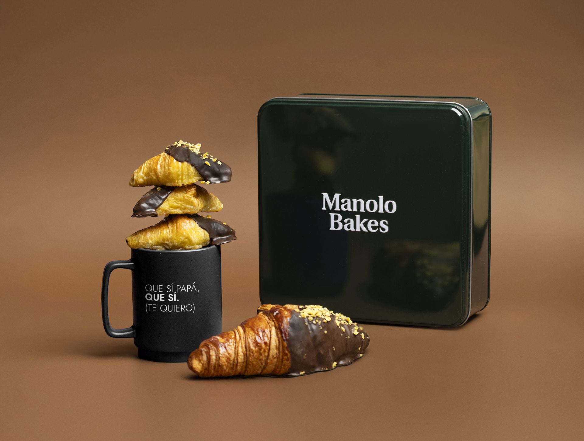Los más golosos. Para los padres amantes del dulce y el café, Manolo Bakes propone su particular homenaje a los «expertólogos», esos padres que saben de todo y siempre tienen una solución. Para ellos, presenta un pack en una caja de latón –perfecta para ser reutilizada– que incluye una taza especial con la frase «Que sí Papa, que sí. (Te quiero)», un Manolo y tres Manolitos del nuevo sabor «Orange Cocoa». La propuesta de edición limitada estará disponible del 11 al 19 de marzo por un precio de 19,95 euros en todas las tiendas, y los Manolitos y Manolos Orange Cocoa podrán disfrutarse en todas las stores hasta final de mes, también de manera independiente al pack.