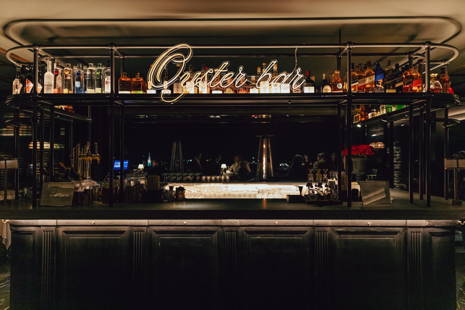 Un plan de lujo. Para los más sibaritas, el Club Financiero Génova acaba de inaugurar su Oyster Bar. Situado en una de sus barras más privilegiadas, este nuevo plan se presenta como una experiencia gastronómica única y cool donde ostras, champagne y la mejor música se combinan con unas impresionantes vistas panorámicas de Madrid. Variedades como la Ostra verde Fine de Claire Nº2, Ostra rizada de la Normandía Nº2, Sherry Oyster, Ostra Pamplemousse Rosé o la Ostra Pekin Duck, serán las protagonistas en un plan que sin duda promete sorprender a los más exigentes. Todo ello maridado con burbujas como las de Ruinart Blanc de Blancs, André Clouet Grande Réserve Brut, Dehours Rosé Oeil de Perdrix o Veuve Clicquot Yellow Label. El próximo miércoles 19 de marzo sorprende a tu padre con uno de los planes más exclusivos del momento. El Oyster Bar está abierto desde las 18:00 horas hasta el cierre con DJ sets todos los días de la semana. CPV