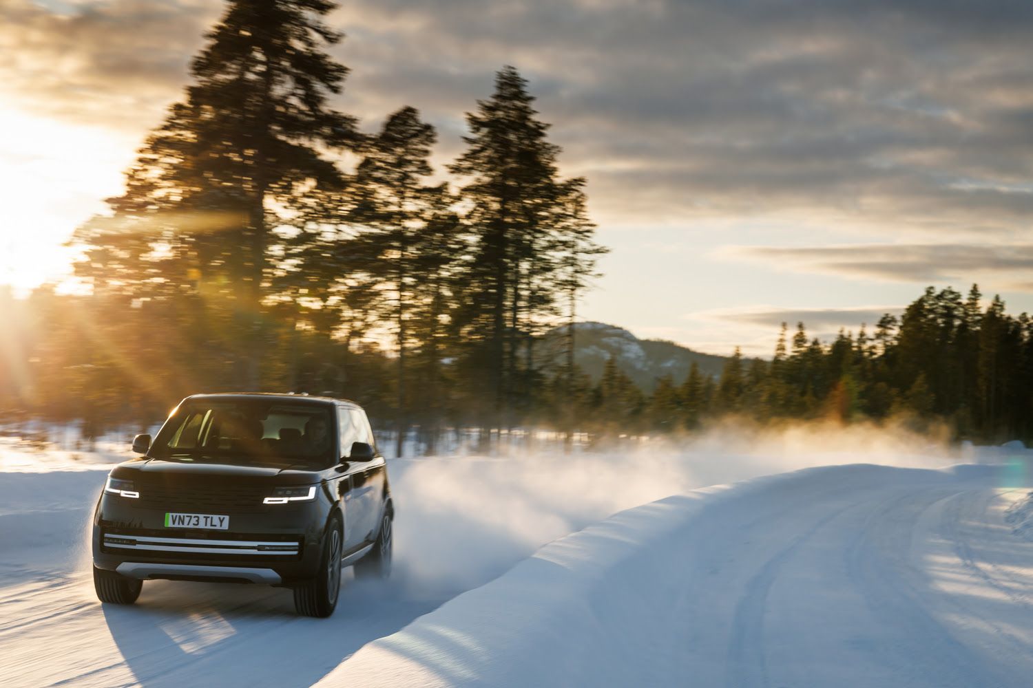 Amantes del motor y la aventura. Para los padres apasionados por la conducción y la aventura, el Andorra Snow Challenge es el regalo perfecto. Se trata de una exclusiva experiencia de conducción sobre nieve que permite poner a prueba las capacidades del Range Rover en el circuito de Grandvalira, mientras se disfruta del lujo y la comodidad del Sport Hotel Hermitage & Spa 5. La experiencia ofrece distintos paquetes exclusivos que combinan adrenalina y un paisaje invernal incomparable. Una oportunidad única para vivir la emoción del volante en un entorno de lujo incomparable. CPV