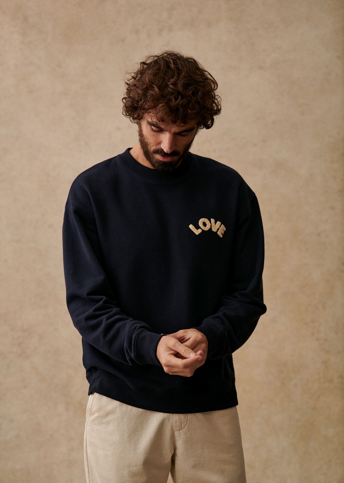 Básicos con mensaje. La marca de moda francesa Octobre éditions lanza su selección de prendas para el día del padre con prendas como la sudadera 'Love' en color azul marino, una prenda clásica con cuello redondo y puños de canalé con el bordado en letras mayúsculas. ¿Hay un mensaje más claro? Precio: 95 euros