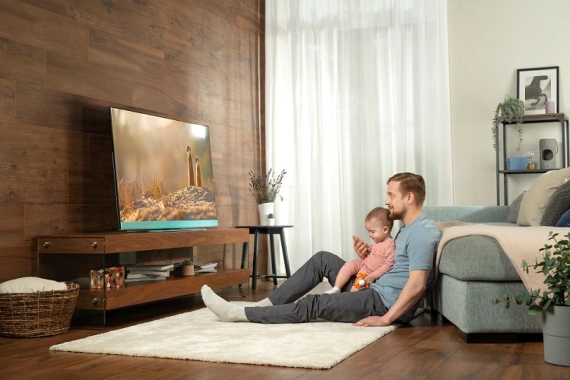 Para cinéfiles. Los amantes del cine se deleitarán disfrutando de las mejores series y películas con la máxima calidad en el nuevo Loewe Stellar. Estas televisiones, hechas de forma artesanal en Europa, cuentan además de con las tecnologías más avanzadas con una exclusiva parte trasera de hormigón impreso, además de un marco de aluminio cepillado de alta calidad. Su precio parte de los 3.499 euros (en 42«) y alcanza los 15.999 euros en la versión de 83»